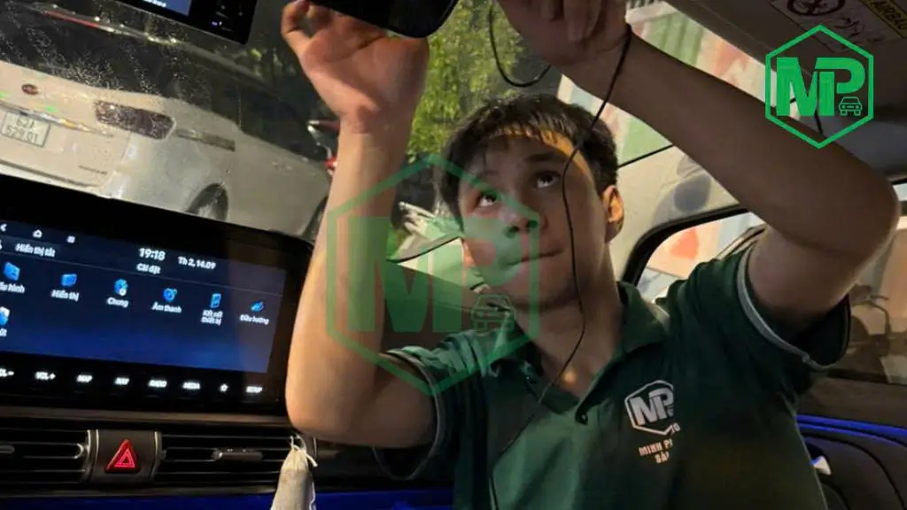 kiểm tra xe trước xe bàn giao xe cho khách